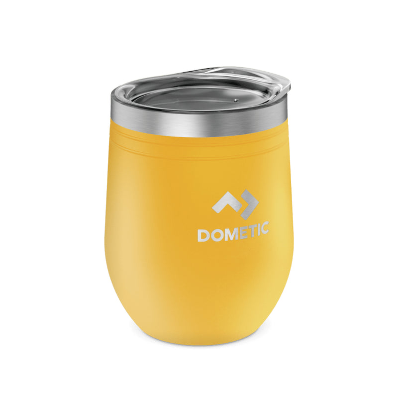 Glow | Side of tumbler with clear lid on. Yellow wrap with dometic logo calved out