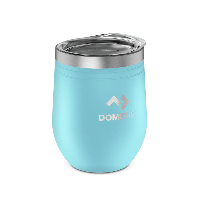 Lagune | Side view of tumbler with clear lid on. Light blue wrap