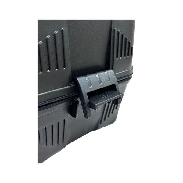 1.7 Litre / Black | Wildtrak Off Road 12V Food Warmer Image Showing A Close Up View Of The Latch.