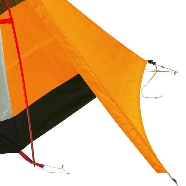 Orange | Close up of vestibule with door open and pegged ends 