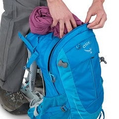 Summit Blue | Osprey Sirrus 24 Day Pack. putting item in main pocket