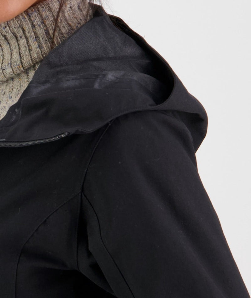 Black | Close up of the shoulder and hood lining